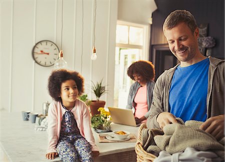 simsearch:649-02423496,k - Multi-ethnic young family in kitchen Photographie de stock - Premium Libres de Droits, Code: 6113-08943638