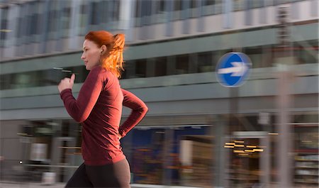 simsearch:6122-08211851,k - Female runner running along urban building Fotografie stock - Premium Royalty-Free, Codice: 6113-08943795
