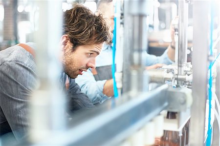 Male brewer bottling beer in brewery Photographie de stock - Premium Libres de Droits, Code: 6113-08943883