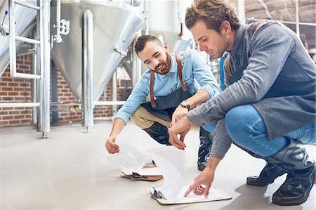 Male brewers with clipboard near vat in brewery Photographie de stock - Premium Libres de Droits, Code: 6113-08943881