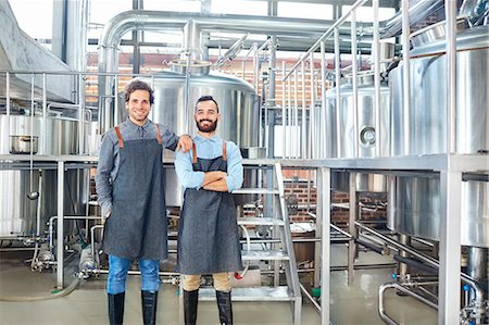 réservoir de rangement - Portrait smiling male brewers in aprons near vats Photographie de stock - Premium Libres de Droits, Code: 6113-08943836