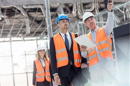 Businessman and engineer talking at construction site Photographie de stock - Premium Libres de Droits, Code: 6113-08943932