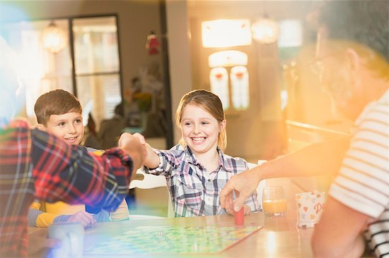 Male gay parents playing board game with children Photographie de stock - Premium Libres de Droits, Le code de l’image : 6113-08947242