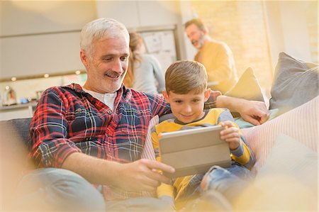 simsearch:6113-07147841,k - Father and son bonding, using digital tablet on sofa Photographie de stock - Premium Libres de Droits, Code: 6113-08947262