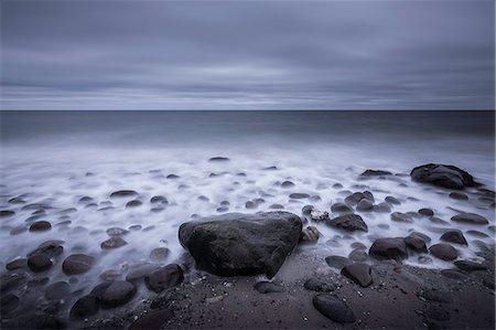 Tranquil overcast gray seascape and rocks on beach, Kalundborg, Denmark Foto de stock - Sin royalties Premium, Código: 6113-08947383