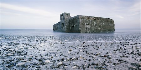 pebble - Ruins in ocean at low tide and rocks on beach, Vigsoe, Denmark Foto de stock - Sin royalties Premium, Código: 6113-08947382