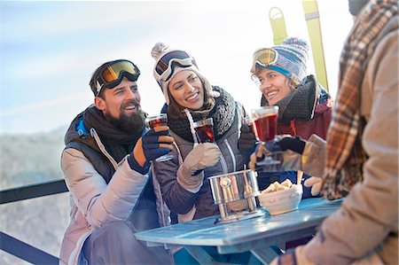 simsearch:6113-08947435,k - Skier friends drinking and eating at balcony table apres-ski Foto de stock - Sin royalties Premium, Código: 6113-08947398