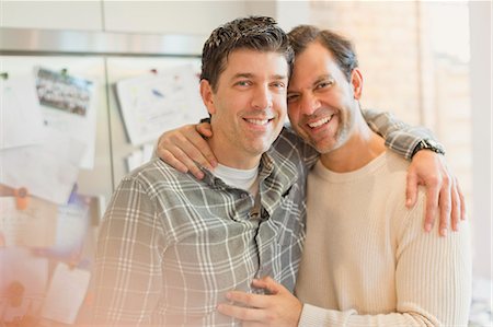 simsearch:6113-08947314,k - Portrait smiling, affectionate male gay couple hugging in kitchen Stockbilder - Premium RF Lizenzfrei, Bildnummer: 6113-08947314