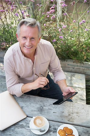 simsearch:633-03444903,k - Portrait smiling senior man using digital tablet and drinking coffee at patio table Stockbilder - Premium RF Lizenzfrei, Bildnummer: 6113-08985775