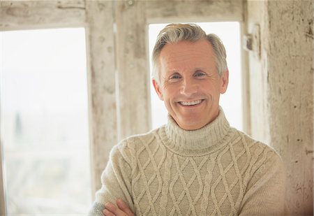 simsearch:6113-08393712,k - Portrait smiling senior man in turtleneck sweater Stockbilder - Premium RF Lizenzfrei, Bildnummer: 6113-08985737