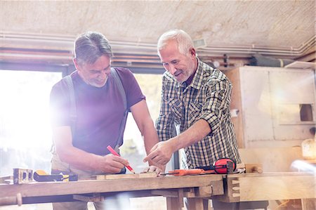 proyecto - Male carpenters marking and measuring wood in workshop Foto de stock - Sin royalties Premium, Código: 6113-08985840