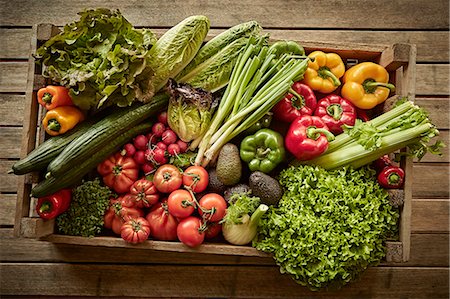 Still life fresh, organic, healthy vegetable harvest variety in wood crate Stock Photo - Premium Royalty-Free, Code: 6113-08985940