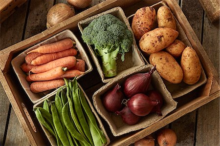 Still life fresh, organic, healthy vegetable harvest variety in wood crate Stock Photo - Premium Royalty-Free, Code: 6113-08985944