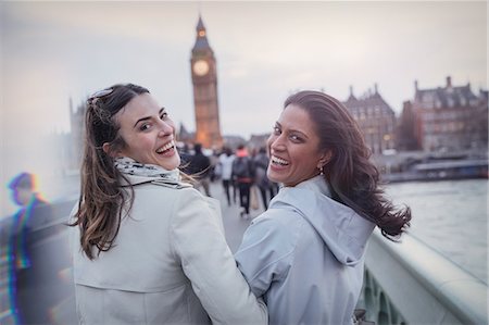 simsearch:6113-08986067,k - Portrait smiling, enthusiastic women friends walking on bridge toward Big Ben, London, UK Foto de stock - Royalty Free Premium, Número: 6113-08986010