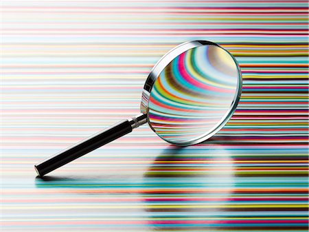 spectre (lumière) - Magnifying glass leaning on striped background Photographie de stock - Premium Libres de Droits, Code: 6113-08909972