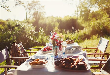 peace garden - Food and flower bouquet on sunny garden party patio table Photographie de stock - Premium Libres de Droits, Code: 6113-08909900