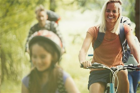 Smiling family mountain biking in woods Photographie de stock - Premium Libres de Droits, Code: 6113-08909939