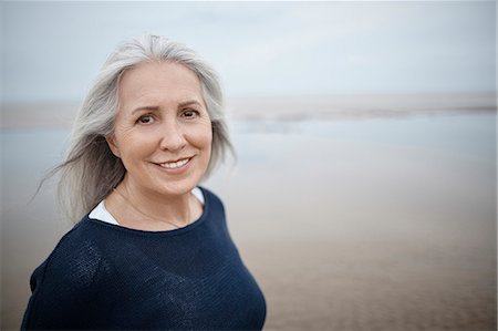 Portrait smiling senior woman on beach Foto de stock - Sin royalties Premium, Código: 6113-08910042