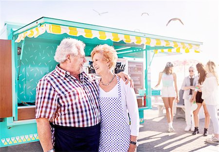 simsearch:6113-07159884,k - Smiling affectionate senior couple business owners outside sunny food cart Foto de stock - Sin royalties Premium, Código: 6113-08910008