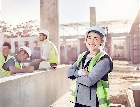 simsearch:6113-08784226,k - Portrait confident female construction worker at construction site Foto de stock - Sin royalties Premium, Código: 6113-08910015