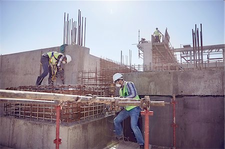 rebañar - Construction workers working at sunny construction site Stock Photo - Premium Royalty-Free, Code: 6113-08910026