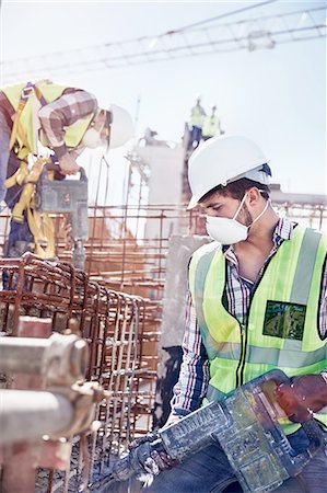 rebañar - Construction worker wearing protective mask at sunny construction site Stock Photo - Premium Royalty-Free, Code: 6113-08910038