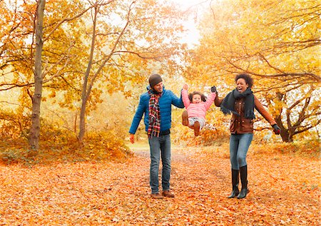feuilles d'automne - Parents swinging daughter in autumn park Photographie de stock - Premium Libres de Droits, Code: 6113-08910175