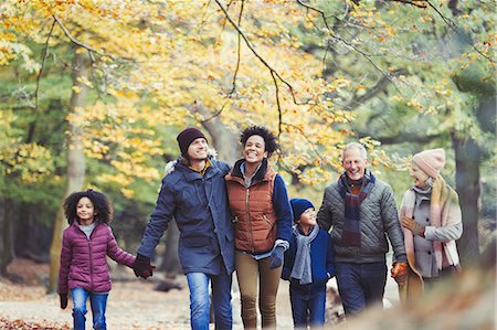 Multi-generation family walking in autumn woods Foto de stock - Sin royalties Premium, Código: 6113-08910183