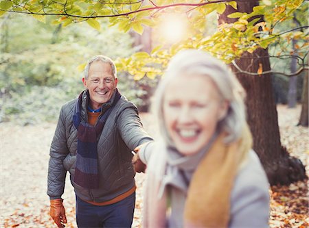 Playful senior couple holding hands in autumn park Photographie de stock - Premium Libres de Droits, Code: 6113-08910104