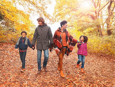 simsearch:649-08703179,k - Young family holding hands and walking in autumn woods Photographie de stock - Premium Libres de Droits, Code: 6113-08910111