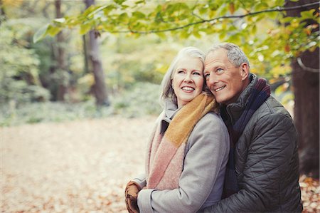 simsearch:6113-07159884,k - Smiling senior couple hugging in autumn park Foto de stock - Sin royalties Premium, Código: 6113-08910202