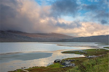 simsearch:6113-07160357,k - Clouds over mountains and tranquil water, Seilebost, Harris, Outer Hebrides Photographie de stock - Premium Libres de Droits, Code: 6113-08910212