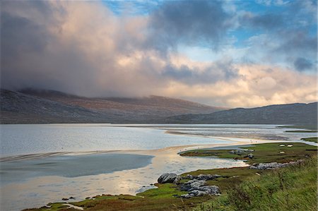 simsearch:6113-08321268,k - Clouds over mountains and tranquil water, Seilebost, Harris, Outer Hebrides Stockbilder - Premium RF Lizenzfrei, Bildnummer: 6113-08910212