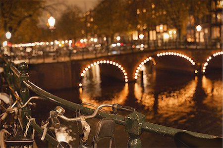 simsearch:862-07650639,k - Bicycles and fairy lights along bridge over canal at night, Amsterdam Foto de stock - Sin royalties Premium, Código: 6113-08927719