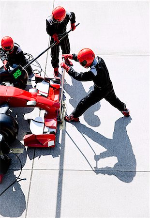 Overhead pit crew with hydraulic lift in pit lane Photographie de stock - Premium Libres de Droits, Code: 6113-08927948
