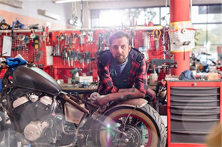 entre 35 et 39 ans - Portrait serious, confident motorcycle mechanic in workshop Photographie de stock - Premium Libres de Droits, Code: 6113-08927982
