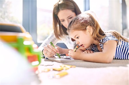 simsearch:690-03201687,k - Mother and daughter coloring in coloring book with crayons Photographie de stock - Premium Libres de Droits, Code: 6113-08928058