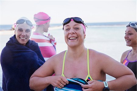 simsearch:6113-09058385,k - Portrait smiling, confident female open water swimmers drying off with towels Foto de stock - Sin royalties Premium, Código: 6113-09058360