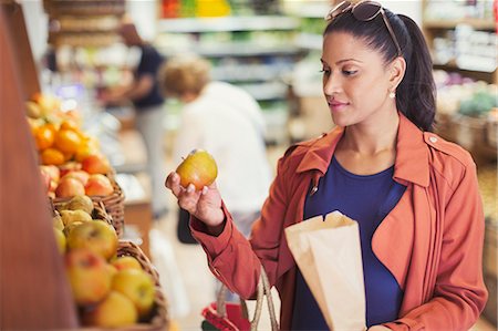 simsearch:632-07809326,k - Woman shopping, examining apple in grocery store Stock Photo - Premium Royalty-Free, Code: 6113-09058554