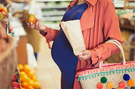 Pregnant woman shopping for apples in grocery store Stock Photo - Premium Royalty-Free, Code: 6113-09058581