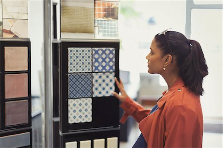 Woman browsing tile samples in home improvement store Foto de stock - Sin royalties Premium, Código: 6113-09058620