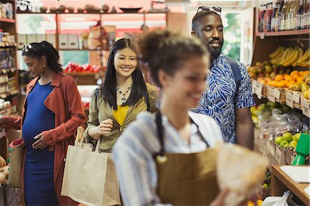 simsearch:6113-07791036,k - People shopping in grocery store Photographie de stock - Premium Libres de Droits, Code: 6113-09058626