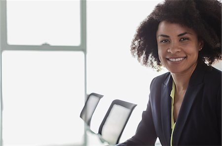 simsearch:6113-09058718,k - Portrait smiling, confident businesswoman in conference room Foto de stock - Royalty Free Premium, Número: 6113-09058635