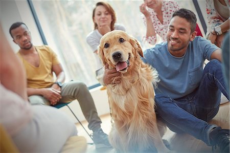 santé mentale - Man petting dog in group therapy session Photographie de stock - Premium Libres de Droits, Code: 6113-09058763