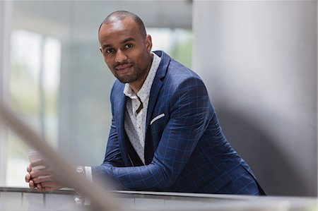 simsearch:6113-09058718,k - Portrait confident businessman leaning on railing Foto de stock - Royalty Free Premium, Número: 6113-09058736