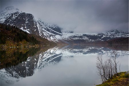 simsearch:649-08632458,k - Reflection of snowy, rugged mountains in water, Storvatnet, Lofoten, Norway Photographie de stock - Premium Libres de Droits, Code: 6113-09058834