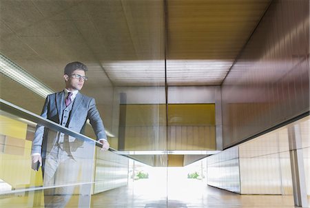 simsearch:693-07456215,k - Pensive businessman looking away at modern office window Foto de stock - Royalty Free Premium, Número: 6113-09058951