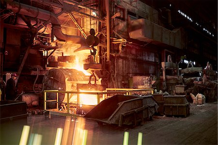 simsearch:700-00083195,k - Molten furnace in dark steel mill Photographie de stock - Premium Libres de Droits, Code: 6113-09059045