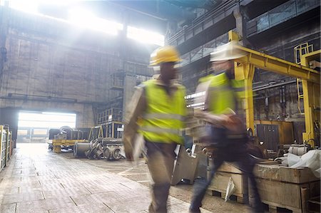 produire - Steelworkers walking in steel mill Photographie de stock - Premium Libres de Droits, Code: 6113-09059023