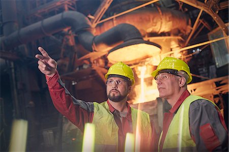 Steelworkers talking, pointing and looking away in steel mill Stockbilder - Premium RF Lizenzfrei, Bildnummer: 6113-09059031